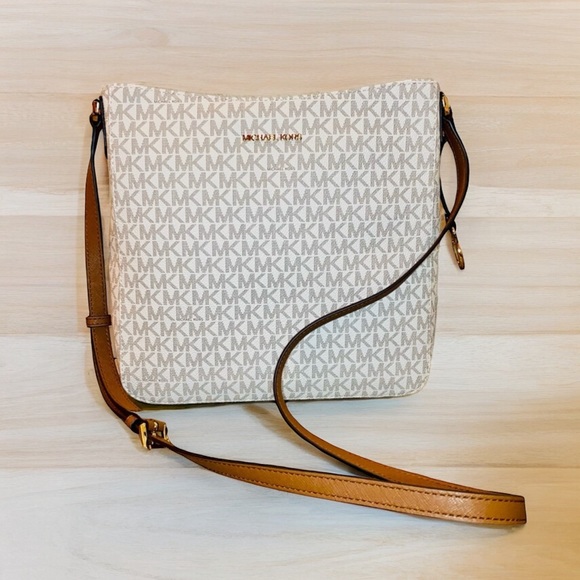 NWT!! Michael Kors Vanilla Signature Coated Canvas Jet Set Large Bag - Picture 1 of 16